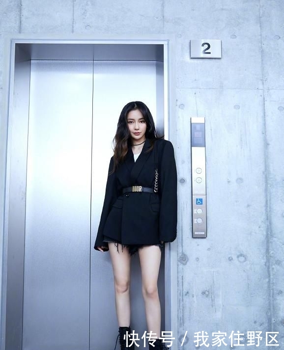  [特别]Angelababy真的会穿，牛仔外套搭露脐装，既能秀细腰又能秀腿