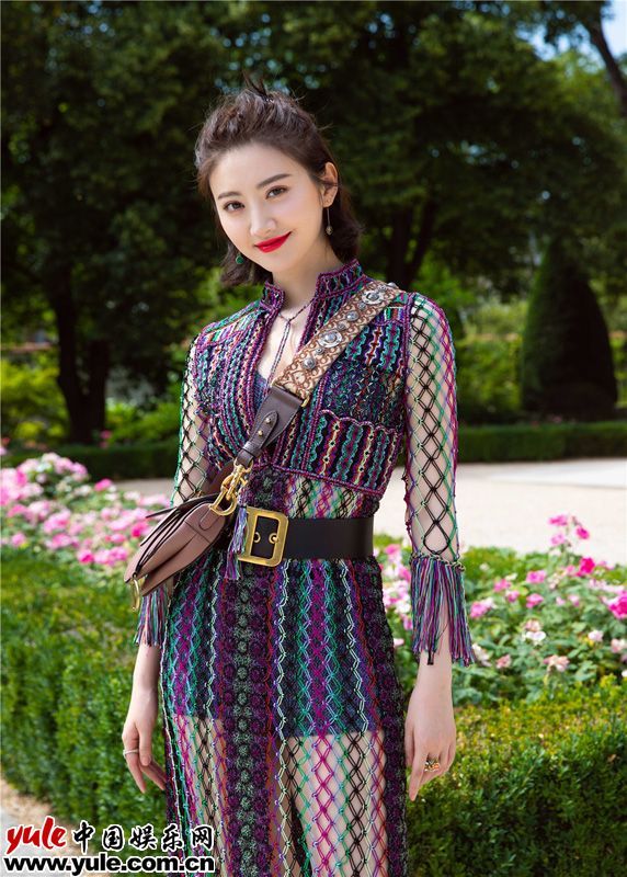 肤白貌美大长腿!景甜别致造型亮相Dior高订秀