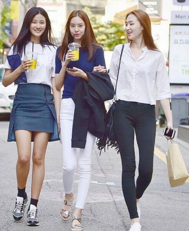 街拍：肤白貌美的职业装小姐姐，看上去很有更觉，你会喜欢吗？