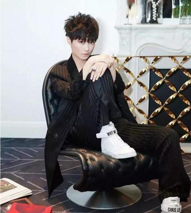 李宇春穿着黑色丝袜脚踩高跟鞋,网友:这腿秒杀
