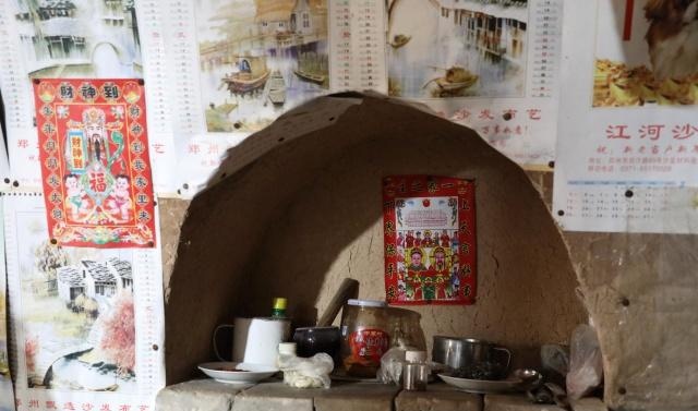 农村73岁老人独守百年黄土窑洞，她笑说住窑洞舒坦天天睡到自然醒