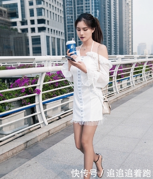「美女」用“绳子”当纽扣,没有半个钟穿不上这件裙子,美女为了能上镜真是够拼的