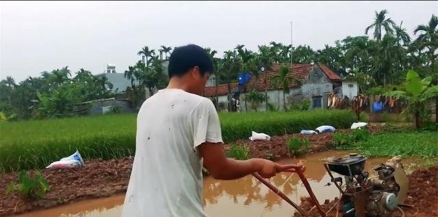 外国小伙发明“摩托车”松土机，一天松土6亩地，成本300元