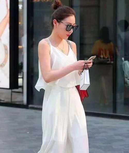  #气质#街拍：秀丽端庄的小姐姐，一件白色的连体裤，时尚优雅气质迷人