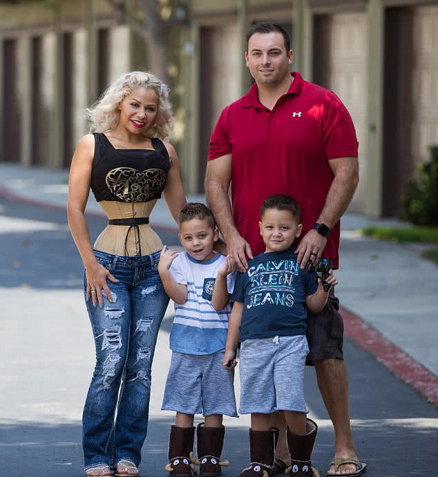 因怀孕身材走形，女子坚持每天束腰，而且这一坚持就是三年