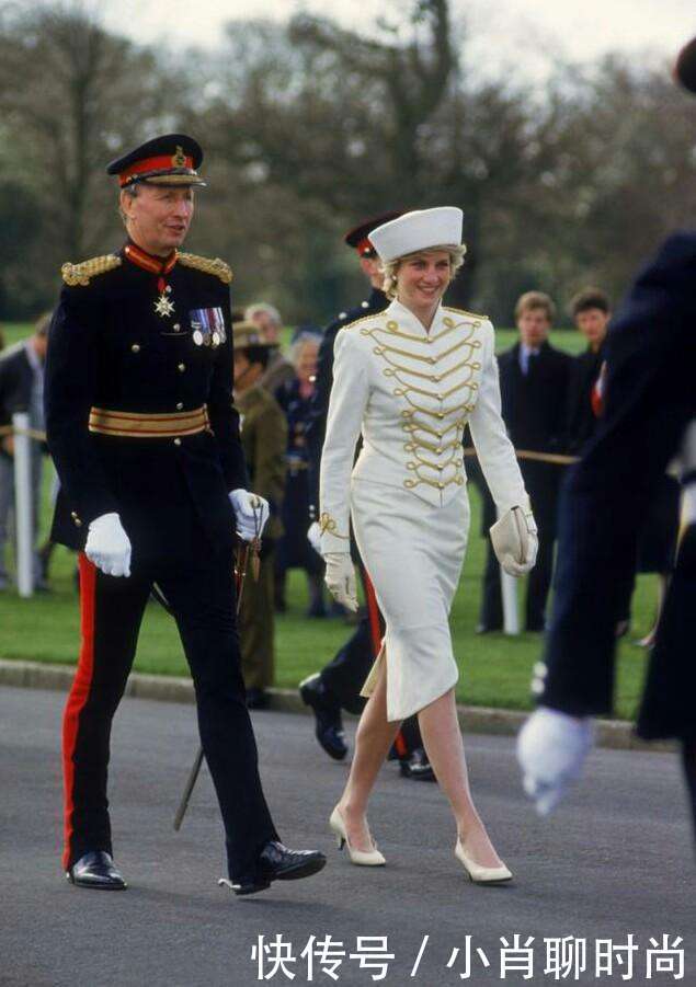 从图片上可见戴安娜王妃游移不定目光,网友:没有依靠却很美!