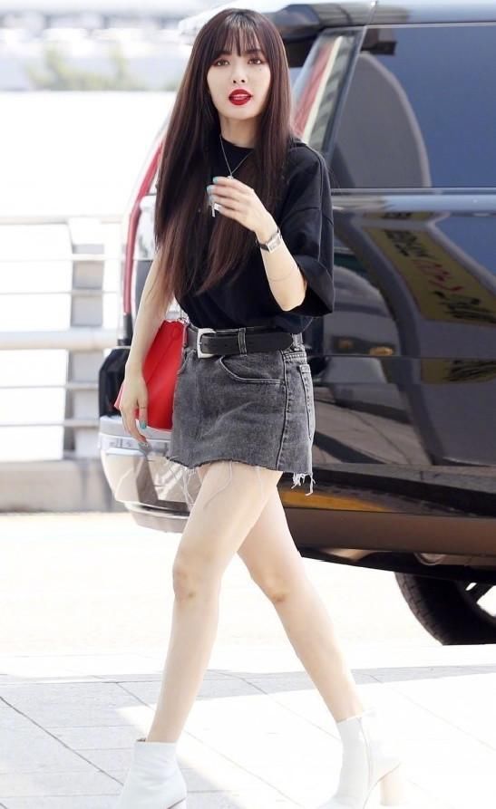 金泫雅不顾走光危险，牛仔裙差2cm就短到腿根，看得我老脸一红！