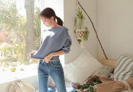 街拍，美女身材丰满，穿着修身，很有女人味