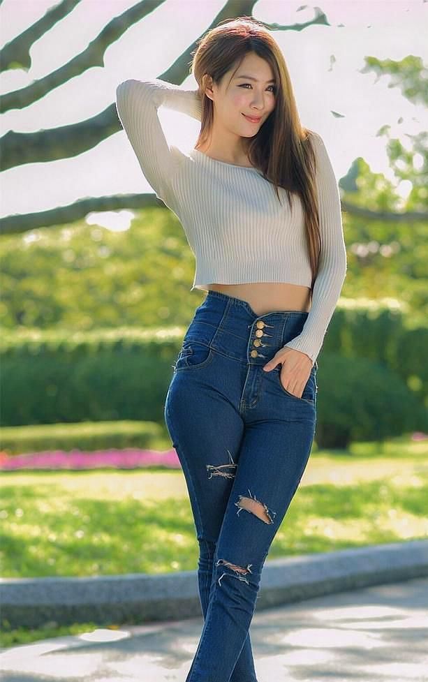 牛仔裤是逛街休闲美女妹子们，最常搭配的时尚穿搭