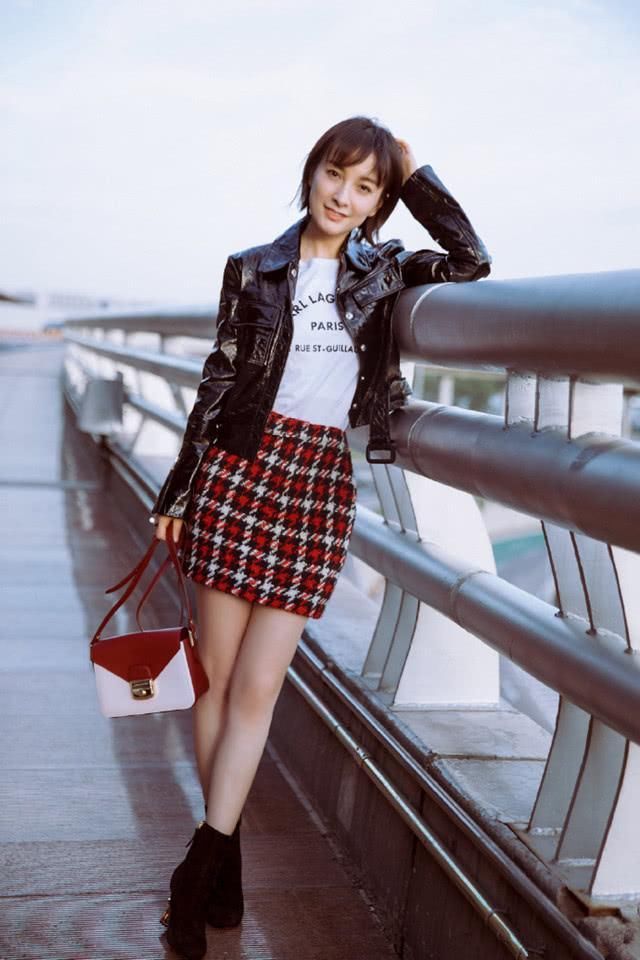 吴昕纽约时装周秀大长腿，气质短发像极了奥黛丽赫本