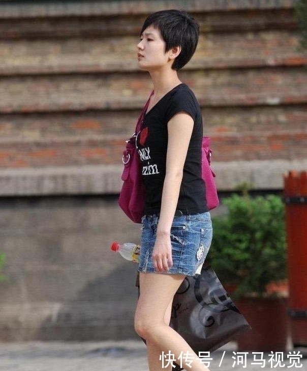 独特|街拍:穿搭很端庄的小姐姐,站着都有一种独特的美