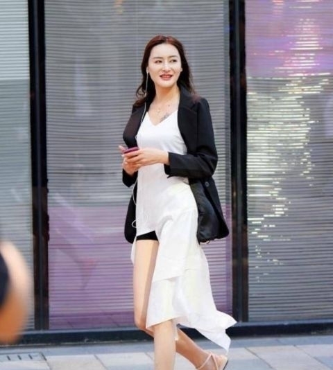 【短袖】街拍:身材苗条的美女,一件白色短袖配牛仔裤,高挑靓丽好身材