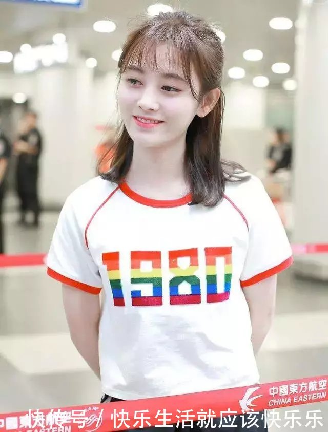 尴尬了鞠婧祎,穿超短牛仔裤用白色绳子撑住,瘦的人才敢这么穿!