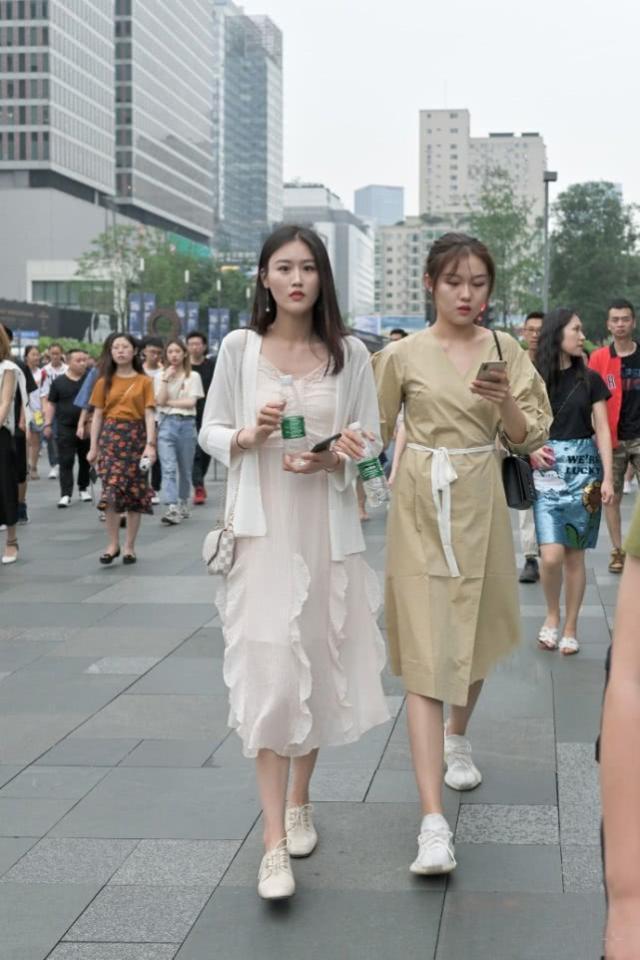  「气质」街拍：气质清新的时尚小姐姐，黑色连衣裙时尚大方，给人一种很有气质的感觉