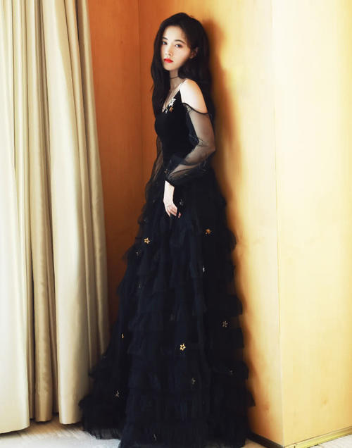 鞠婧祎为秀柳腰，穿了条2个“裤头”的短裤，多瘦才挤得进去啊？