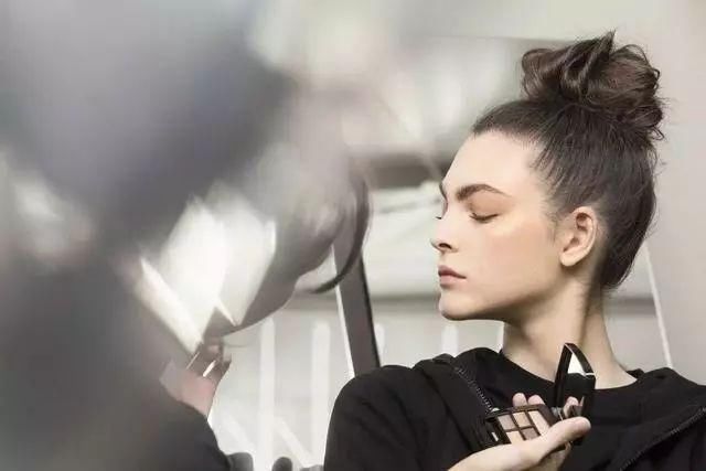 别只羡慕超模的风光无限,你根本不知道她们为了变美会受多少罪!