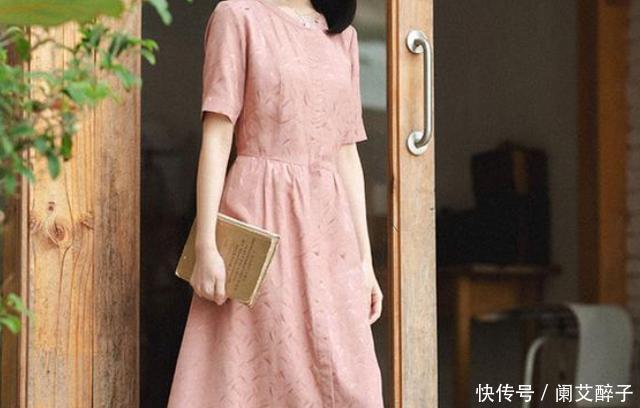  种裙子穿■不要再穿蛋糕裙了，今年流行这种裙子，穿上去你也可以变美!