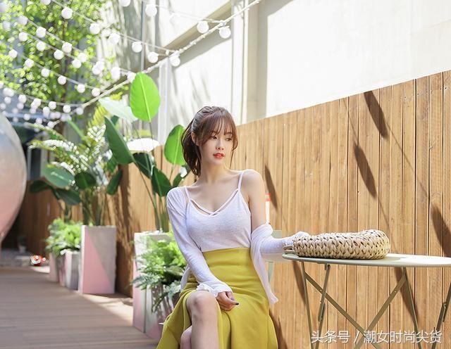 温柔淑女气息的穿搭，凸显妹子的婀娜身姿，将女神魅力完美演绎