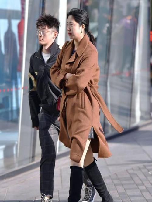  「小姐姐」潮范儿女神来了，街拍：气质温婉的美女，一件黑色外套配紧身牛仔裤，美丽大方迷人