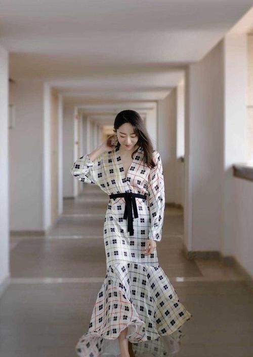 「凹凸」“星女郎”鄂靖文身材有料又会穿！亮片吊带裙精致大气，凹凸有致