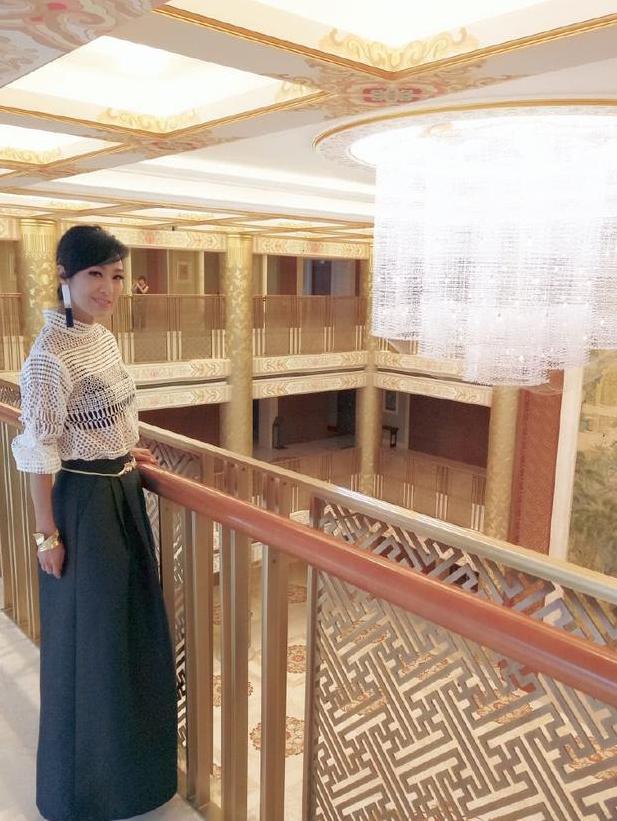 米雪真过分！只穿一件镂空针织衫现身，网友：她真的63岁了吗？