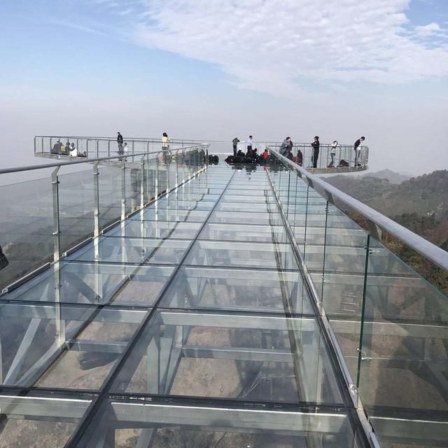 玻璃栈道下面没有保护措施，如果玻璃真的破了怎么办？