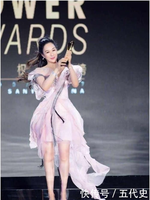 # 开叉#红衣开叉秀美背,眼神迷离妩媚十足,49岁钟丽缇“不好好穿衣”