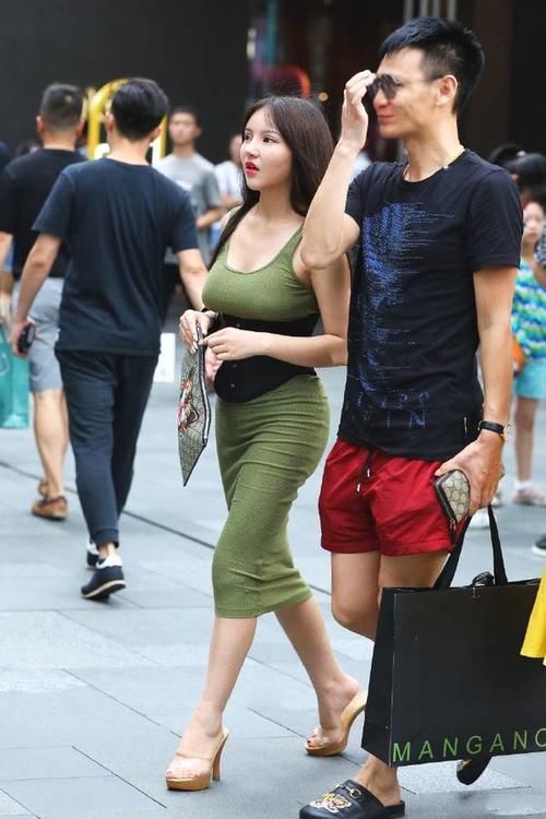 小姐姐穿吊带紧身连衣裙,腰间黑色腰带勒的真紧啊!不难受吗?