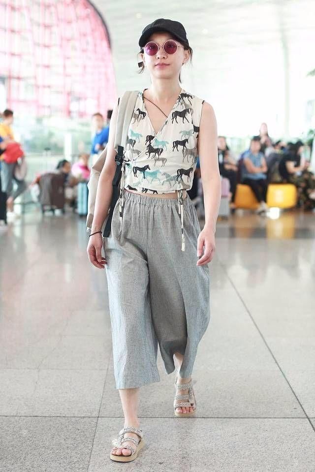 周迅的品味实在不敢恭维，本来就“老”还要穿奶奶裤来拉低档次!