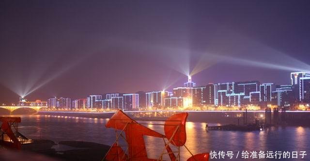 四川这个单字县人口众多, 有多个火车站, 特产黄花菜