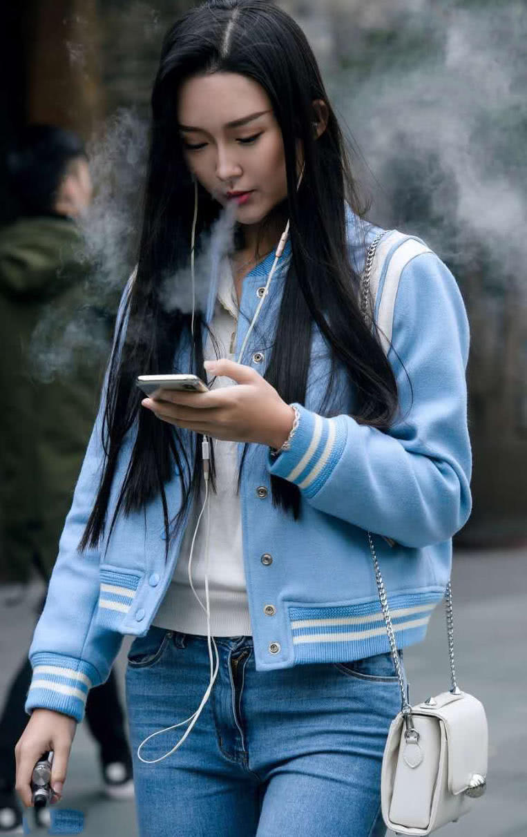 听说玩电子烟的小姐姐都很美，紧身牛仔裤身材凸凹有致