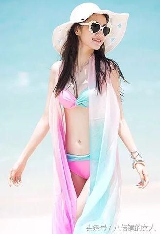 简约而不简单，撞色系比基尼泳衣，塑造优雅迷人的婀娜身材