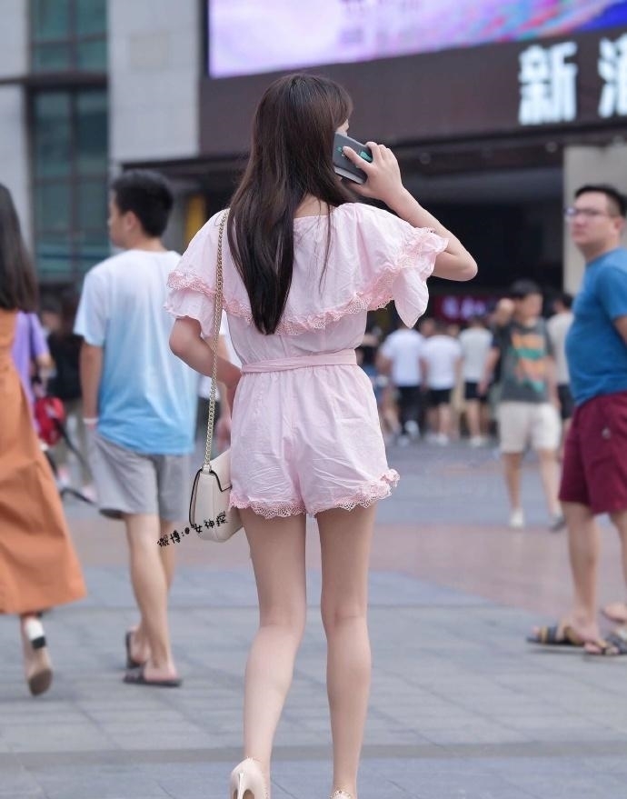 『美女』美女是街边的粉色佳人,连肤色也跟着凑热闹了!