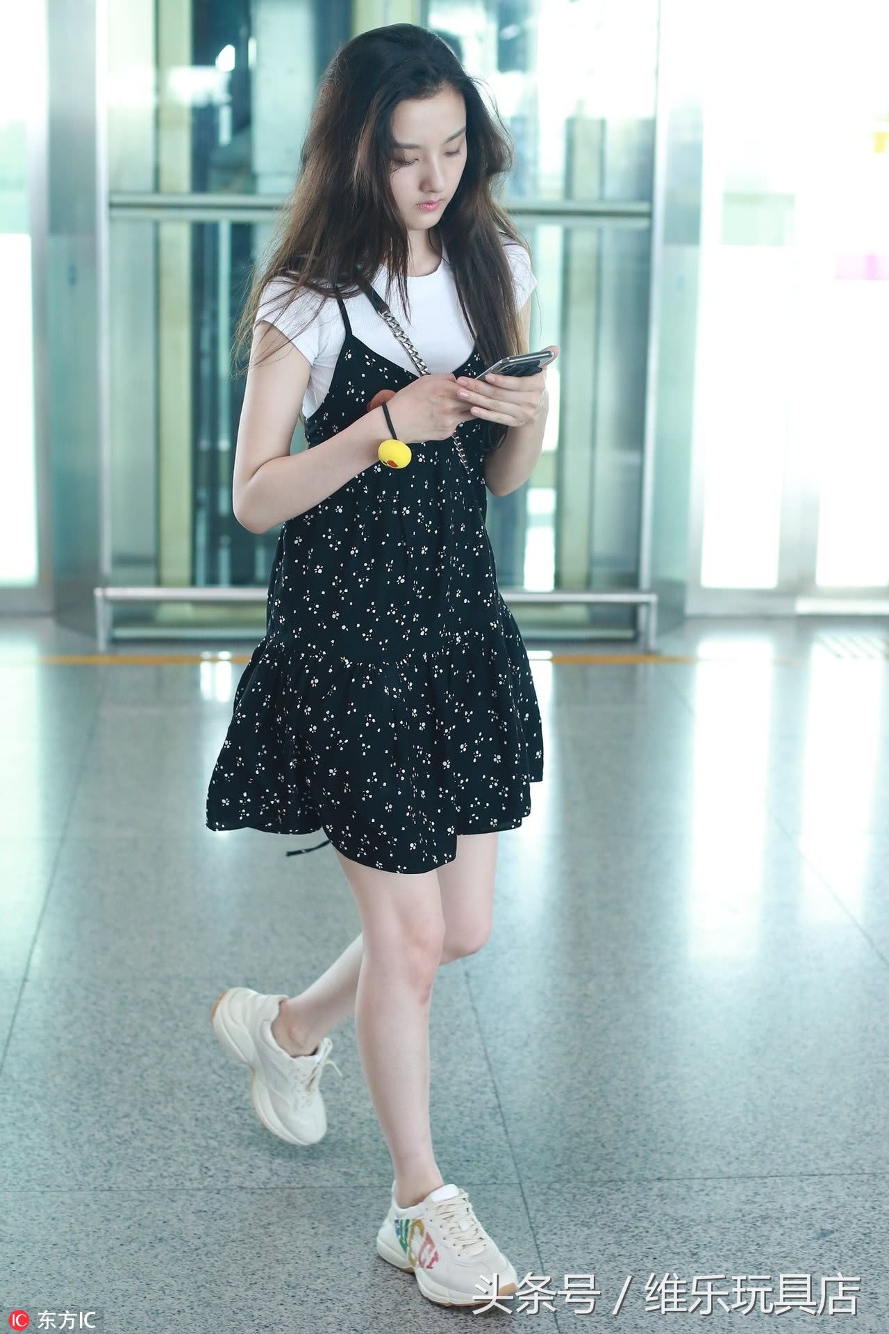 宋祖儿高考成绩公布后素颜现身，打扮低调似邻家姑娘