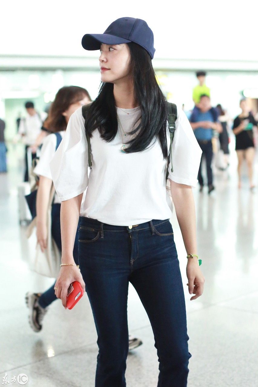 姚晨戴黑色棒球帽穿白色T恤搭配牛仔裤现身机场