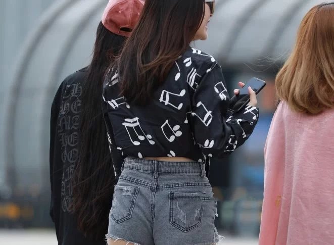 逛街时尚姐妹花小姐姐牛仔短裤穿出不同风格,摇摆的身姿吸睛无数