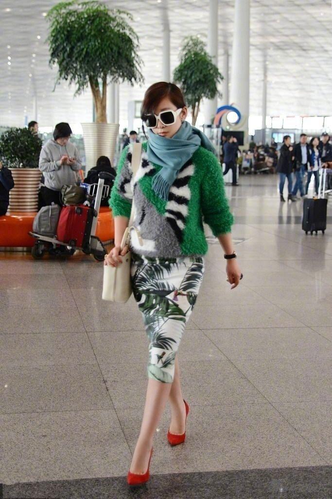 秦海璐这身打扮贵妇样十足, 网友: 双影后就不能低调点么?