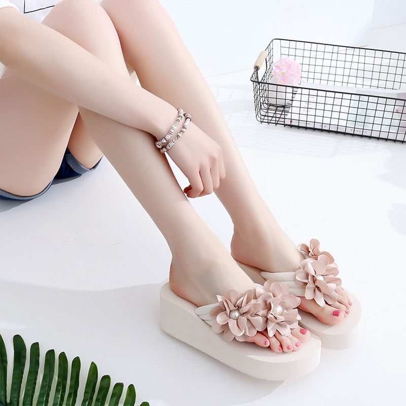 谁说拖鞋没气质?只怪你见识少，路上的美女都这么穿凉拖，太美了