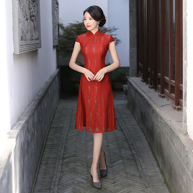 中国女人穿上旗袍，展现婀娜迷人身材，散发女人味