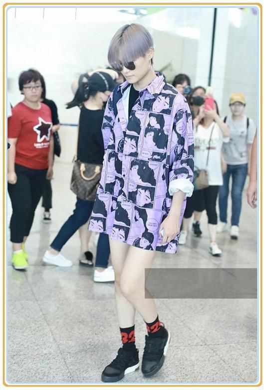 李宇春厉害！只穿一件衬衫就算了，还连解4个扣子，网友：真疯狂