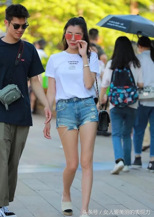 看似简单的牛仔短裤，配上白色短袖，立马提升了姑娘的优雅气质