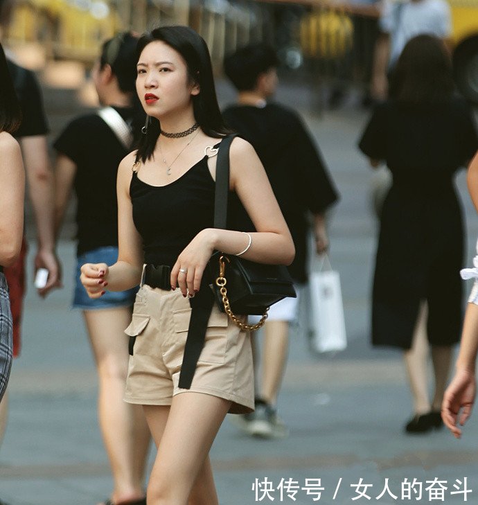 路人街拍小姐姐的吊带长裙很合身,皮肤白皙,唯美不失性感