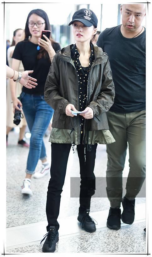 张韶涵真有86斤？最小号紧身裤都撑不起，网友：比鲁豫腿还细！