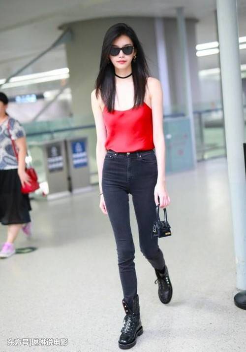 超模奚梦瑶现身机场,清凉着装,身材驾驭吊带背心,时尚满分