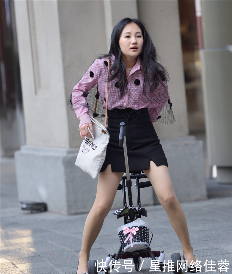  辣妈■街拍：辣妈刚买一个儿童车，自己拿来骑了？