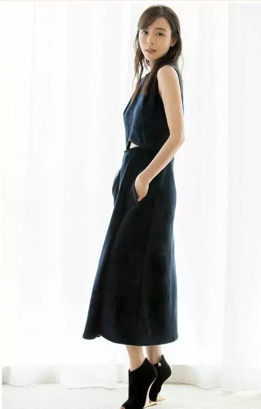 张静初真敢穿!用拉链控制胸前深度，网友:看的我强迫症都犯了