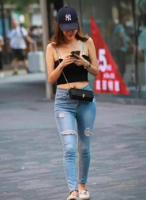 紧身牛仔裤小姐姐凹凸有致的身材，迷人的微笑，尽显清纯魅力！