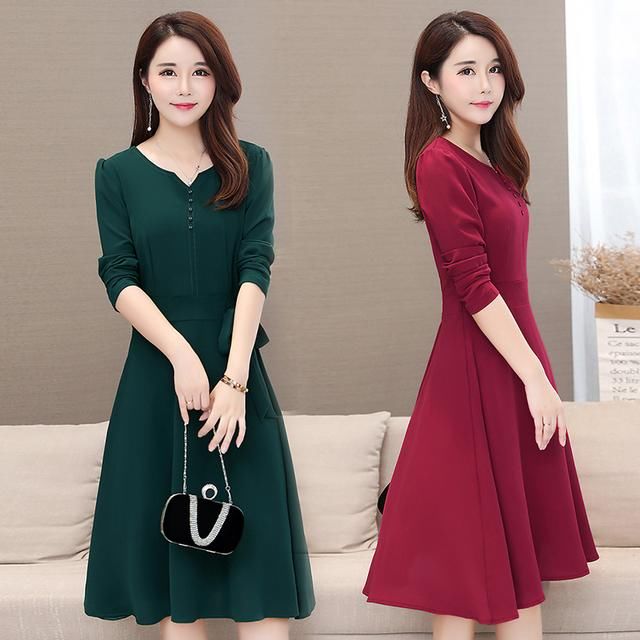 不管有钱没钱！过45岁的女人少穿打底裤，穿这秋裙，青春又靓丽