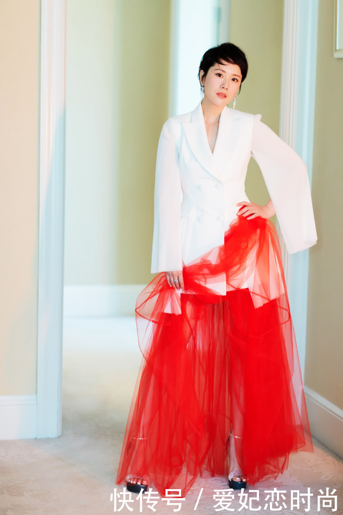 海清嫌裙子太长，故意用手往上拉扯，网友：真担心会“走光”