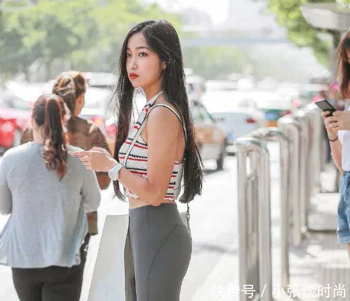 美女街拍, 紧身裤一点也不会觉得俗气 ,气质更上一层楼!